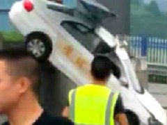 油門當剎車，駕考女學(xué)員飛越考場！