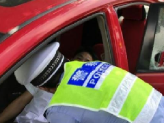 國慶假，男子高速被堵10小時車內(nèi)暈倒